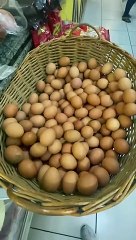 Influencer se come 100 huevos al día con todo y yema: “El rey de la dieta”