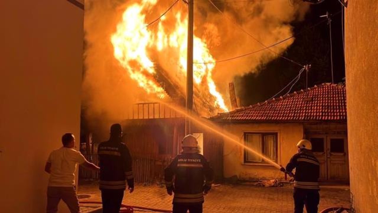 Bolu haberi: Bolu'da, 2 katlı ahşap ev alev alev yandı