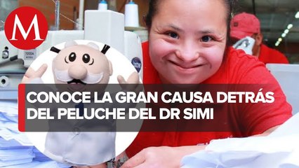 Poblanos con discapacidad crean con amor el famoso peluche del Dr. Simi