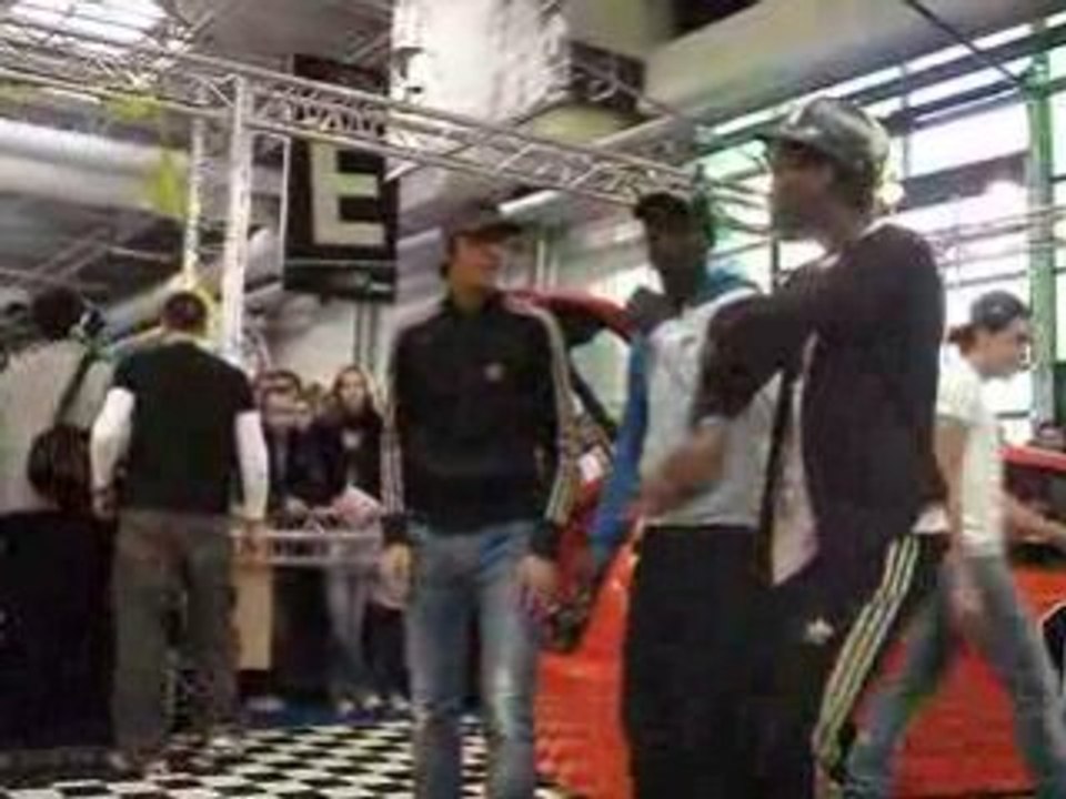 Battle Tecktonik au Stand Kicker du Paris Tuning Show 2008