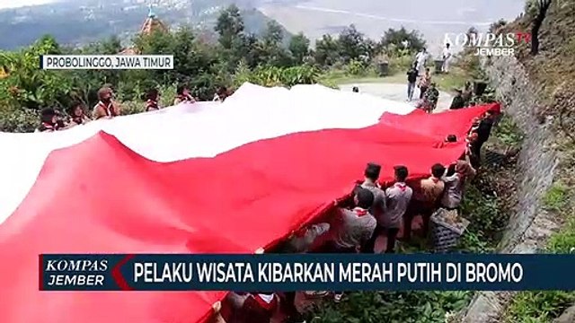 Pelaku Wisata Kibarkan Bendera Merah Putih Raksasa di Gunung Bromo