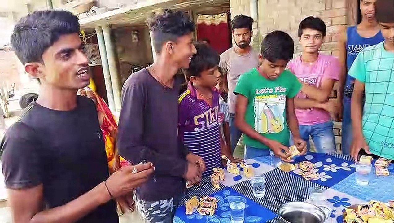 1 मिनट में सबसे ज्यादा परले जी  खाओ 300  ले जाओ   Parle G eating Challenge - Mr. Food Challenger