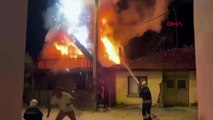 Ahşap evdeki yangın elektrik tellerine ulaştı: Patlamalar mahalleyi ayağa kaldırdı