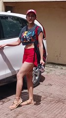 Sara Ali Khan का क्यूट अंदाज, फैंस के साथ क्लिक करवाई फोटोज