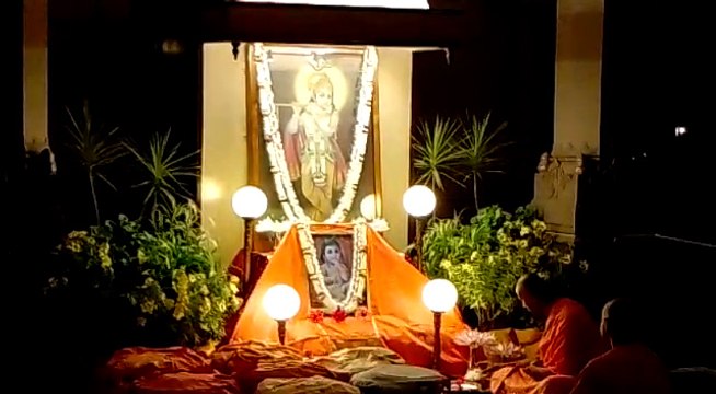 চিরাচরিত রীতি মেনে জন্মাষ্টমীর অনুষ্ঠান বেলুড় মঠে | Oneindia Bengali