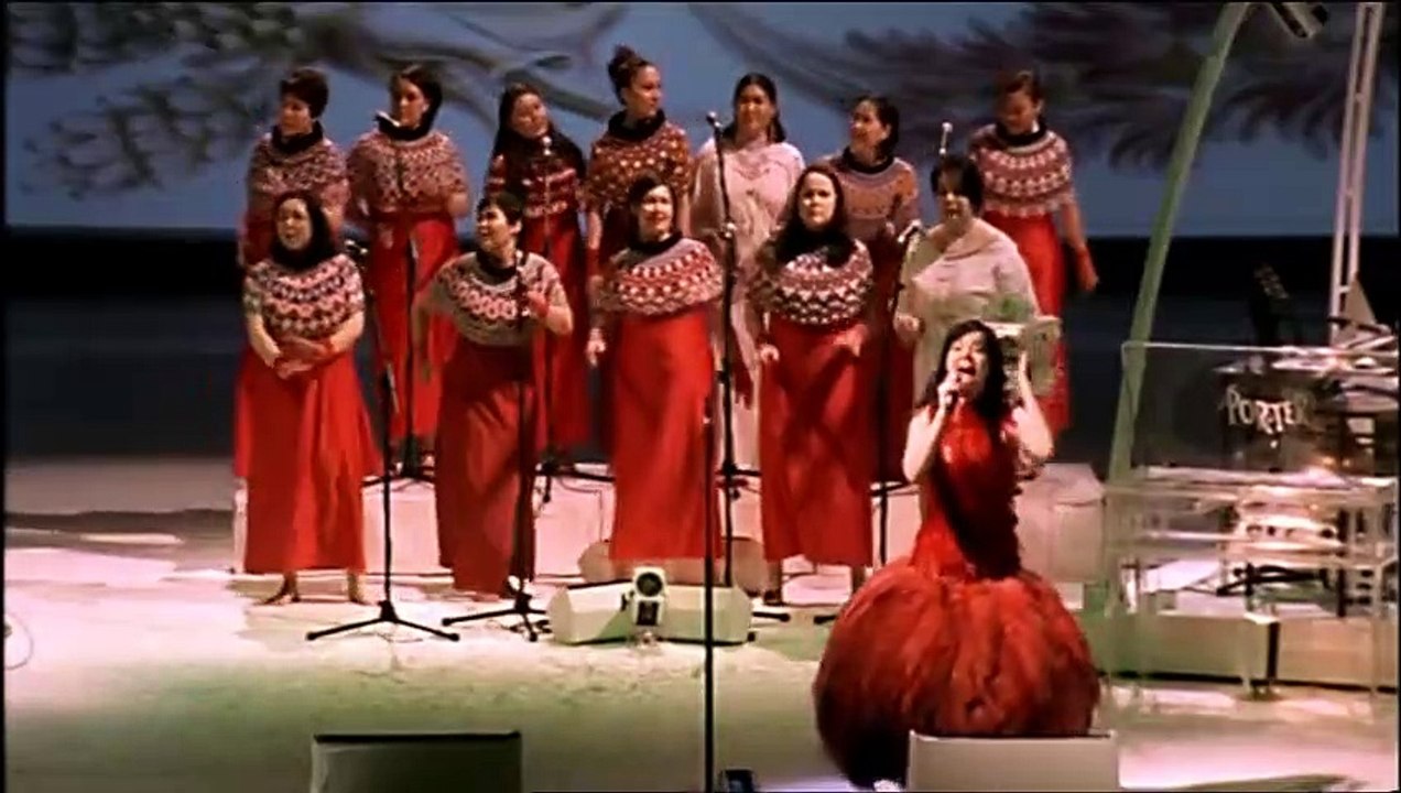 Björk chante "Human Behaviour"