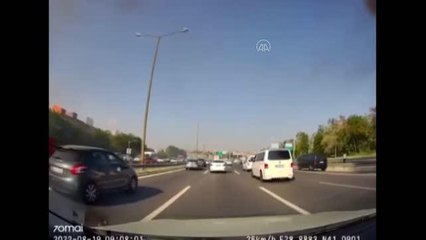 TEM Otoyolu'nda yanan otomobil kullanılamaz hale geldi