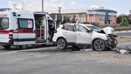 Kamyonla çarpışan otomobildeki 1 kişi öldü, 2 kişi yaralandı