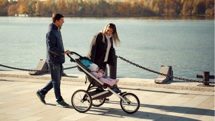 Afin de passer inaperçu, un couple cambriole des maisons avec leur bébé dans la poussette