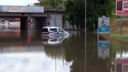 Ferrara, sottopasso allagato dopo il nubifragio: un'auto resta intrappolata nell'acqua