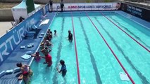 Çocuklar Bakanlık ve belediye iş birliğiyle yüzme öğreniyor