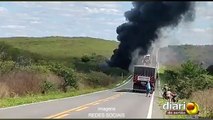 Carreta pega fogo na BR-405 entre São João e Uiraúna e veículo fica totalmente destruído