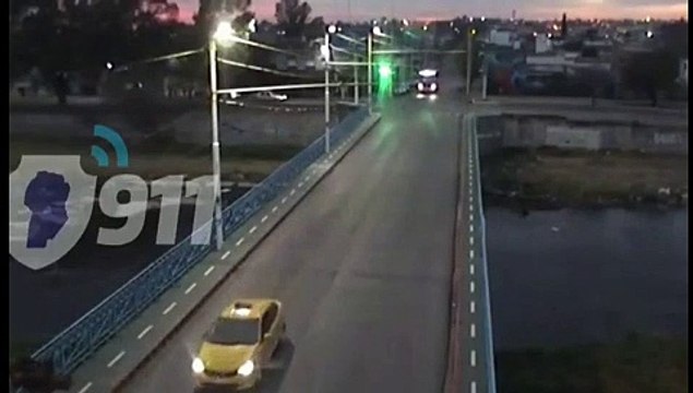 Il grille un feu rouge et fait chuter un bus d'un pont