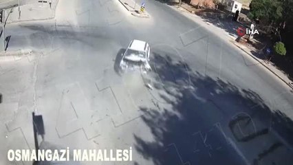 Refüje çıkıp reklam panosuna çarptı, hiçbir şey olmamış gibi yoluna devam etti