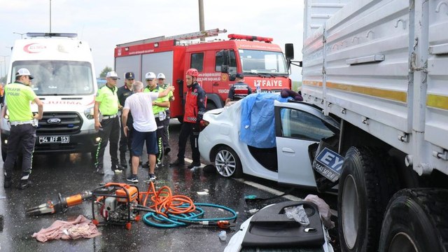 Otomobil, yan dönen kamyona ok gibi saplandı: 1 ölü 4 yaralı