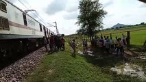 शादीशुदा महिला ने प्रेमी के सा​थ ट्रेन के आगे कूद कर दी जान