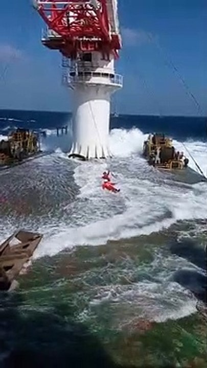 Perahu Hampir Tenggelam Di Terjang Ombak Besar