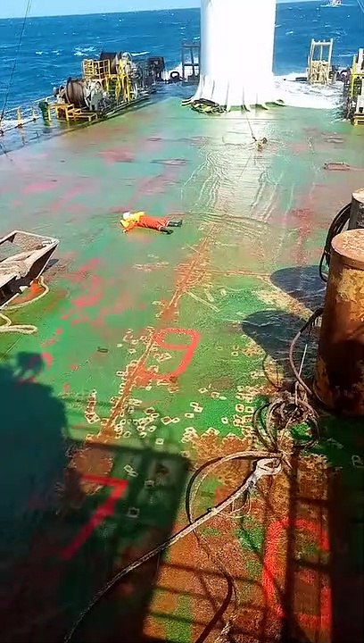 Ombak Besar Menghantam Perahu
