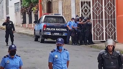 Policía de Nicaragua se lleva "con violencia" a obispo crítico de Ortega