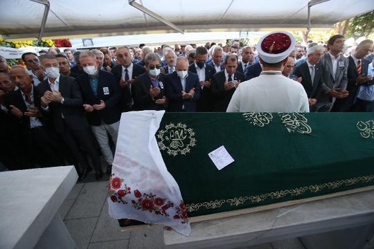 Galatasaray Başkanı Dursun Özbek'in annesi Kezban Özbek, toprağa verildi