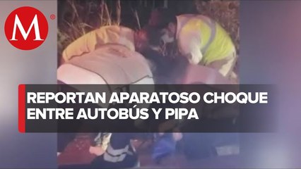 Tải video: Autobús de pasajeros choca contra pipa y deja 16 personas lesionadas