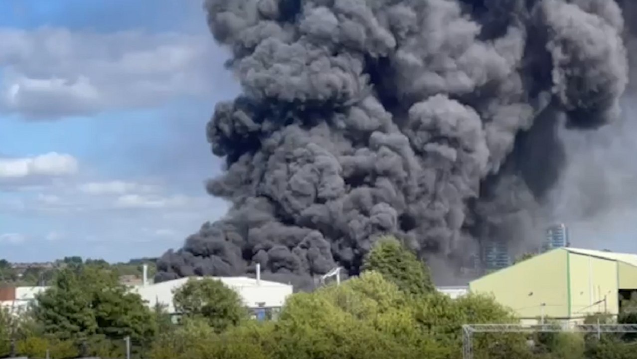 Shocking footage shows plumes of smoke rising from building in West Bromwich, UK