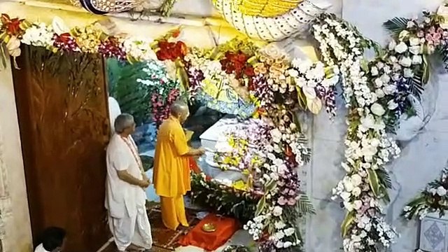 मथुरा से लाइव रिपोट...ब्रज में जन्मे कृष्ण-कन्हाई, हर गूंजी बधाई