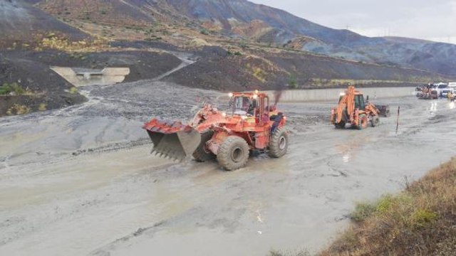 Erzincan haberi | ERZİNCAN-SİVAS KARAYOLU HEYELAN NEDENİYLE ULAŞIMA KAPATTI