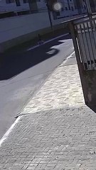 Câmera de segurança mostra o momento em que o motociclista assedia jovem na rua