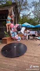 Contrataron a bailarinas de pole dance en su fiesta de revelación de género