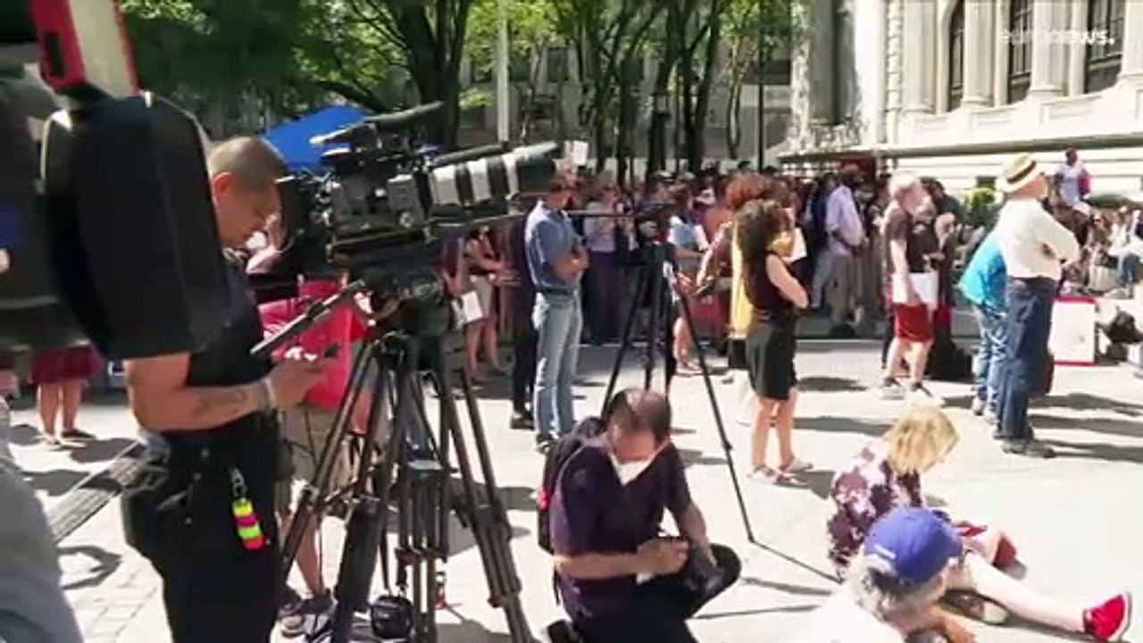 Unterstützung für Salman Rushdie: „In jeder Stunde an Dich gedacht“