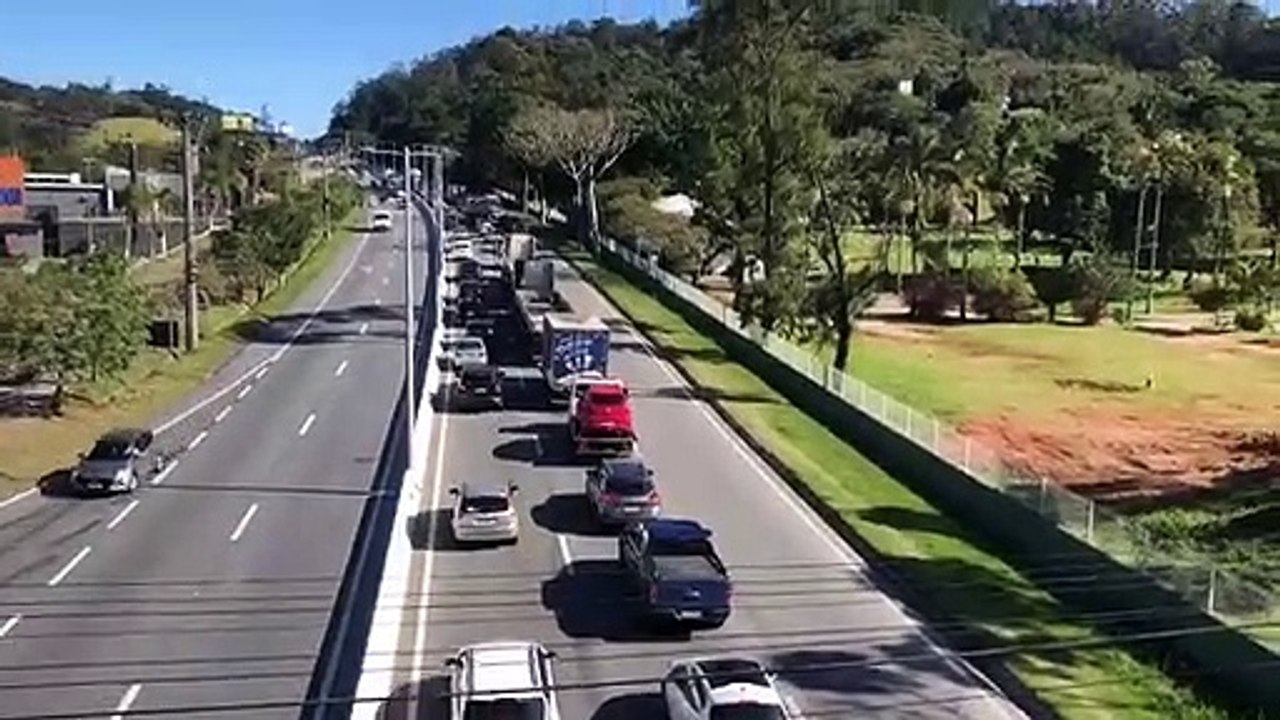 Colisão entre veículos na SC-401, no bairro Sac...
