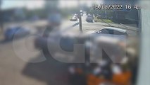 Câmera de segurança flagra o momento do acidente entre motocicleta e automóvel no Bairro Pacaembu