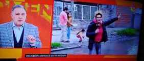 Periodista cayó a un pozo de agua cuando informaba sobre calles inundadas