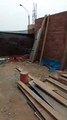 Albañiles dejaron el martillo y el flexómetro dentro de la construcción