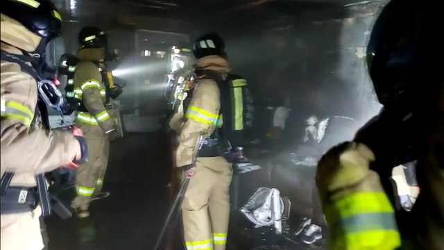 목동 아파트서 촛불 화재...2명 크게 다쳐 / YTN