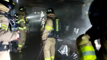 목동 아파트서 촛불 화재...2명 크게 다쳐 / YTN