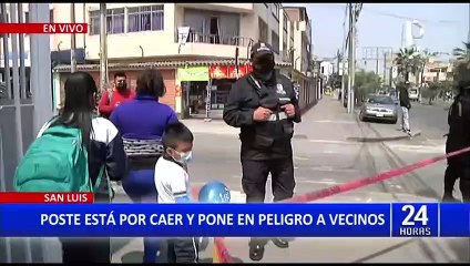 ¡En peligro! Poste en San Luis está a punto de caer ante el mal estado de su estructura