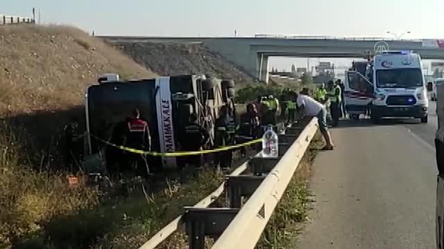 Son dakika haberleri | AFYONKARAHİSAR - Yolcu otobüsünün şarampole devrilmesi sonucu 1 kişi öldü, 30 kişi yaralandı (2)