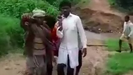 झोली में महिला को डाल कर कंधों पर लाते ग्रामीण, वीडियो सोशल मीडिया पर वायरल
