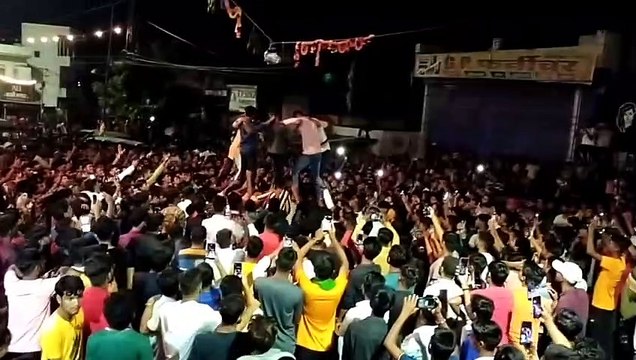 Janmashtami पर रात को मंदिरों में उमड़ा श्रद्धा का सैलाब, महाआरती के साथ बाल गोपालों ने फोड़ी मटकी Video