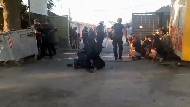 Heurts pendant l'évacuation d'un camp de migrants à Athènes