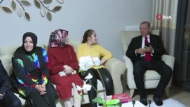 Cumhurbaşkanı Erdoğan, kendisi için yazılan bir şiiri okurken, Sen miniciksin ifadelerine, 1.85 boyundayım ben diye yanıt verdi