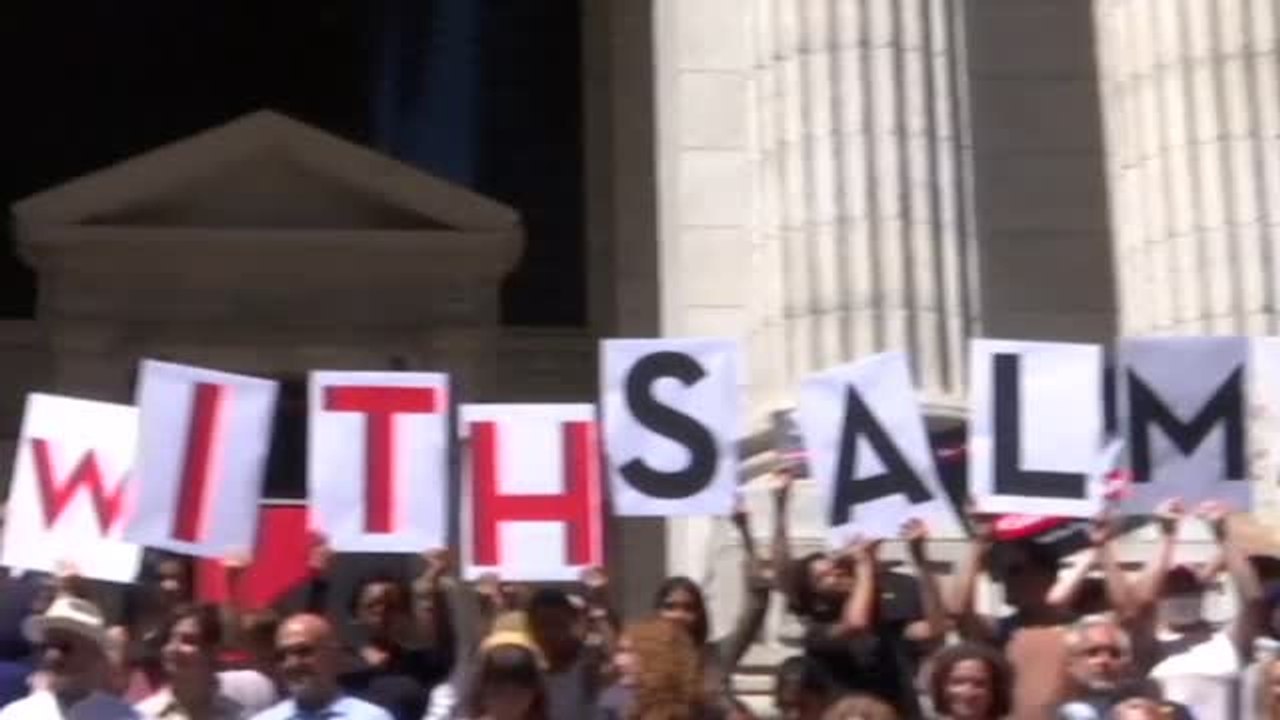 Los escritores se manifiestan en apoyo a Rushdie en la Biblioteca Pública de Nueva York
