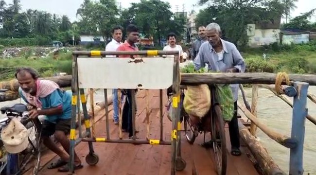 নিম্নচাপজনিত বৃষ্টির কারণে জল বাড়ছে গন্ধেশ্বরীর, কাঠের সেতু বন্ধ করলো পৌরসভা |OneIndia Bengali