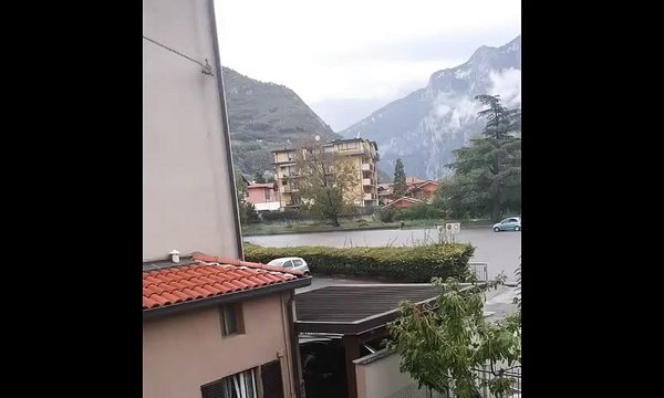 Valmadrera: follia in piazza. Sgommate e derapate sotto la pioggia