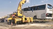 Son dakika haber | GAZİANTEP - Kaza yapan araca müdahale eden ekiplere yolcu otobüsü çarptı - Yolcu otobüsünün vinçle kaldırılması