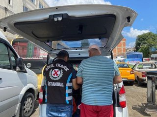 KORELİ TURİSTİ DOLANDIRAN TAKSİCİYE POLİSTEN DE CEZA