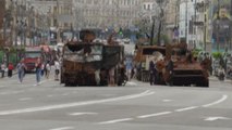 Carri armati russi semi distrutti in mostra a Kiev