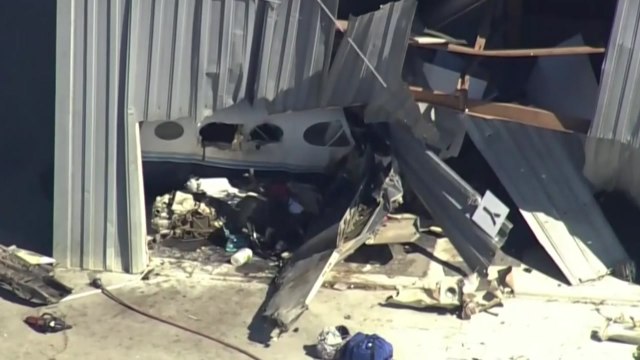 美 캘리포니아, 경비행기 2대 충돌 후 추락...3명 사망 / YTN